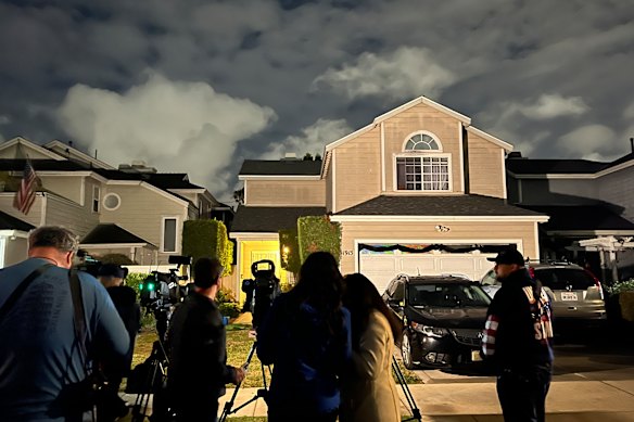 Mídia em frente a uma casa ligada a Cole Tomas Allen, o suposto atirador.