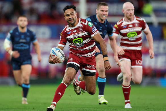 Bevan French on his way to scoring against Hull KR.