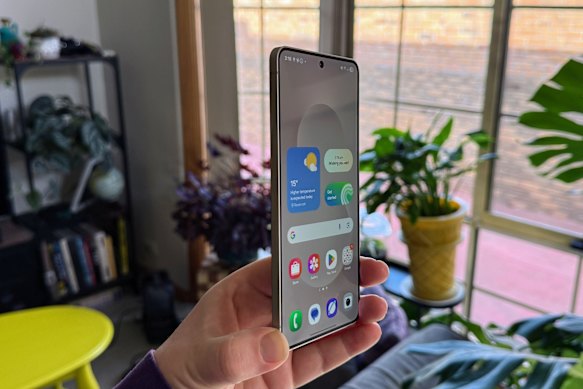 The S25 Edge feels extremely light, but for the most part it runs like the S25 Ultra.