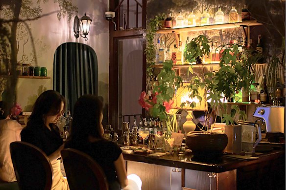 Memento’s decor feels like a 1920s garden party.