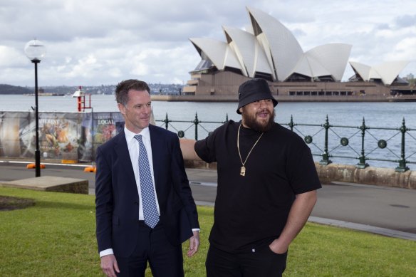 Chris Minns and UFC Fighter Tai Tuivasa in 2023 after announcing UFC 293 would take place in Sydney.