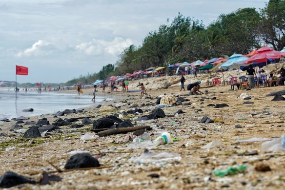 Her yıl eylül ile mart ayları arasında Bali'nin batı sahillerine çöpler vuruyor.