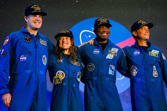 I membri dell'equipaggio di Artemis Jeremy Hansen, Christina Koch, Victor Glover e Reid Wiseman appaiono a Houston.