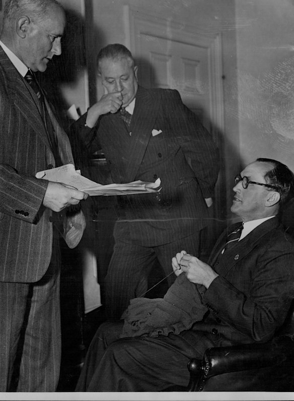 Former Victorian attorney-general Tom Mitchell knits while talking to cabinet members.