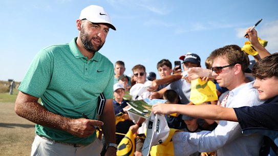 Scottie Scheffler, dos Estados Unidos, dá autógrafos para os fãs antes do Royal Birkdale Open. 