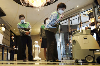Il governatore di Tokyo Yuriko Koike con uno dei robot di pulizia impiegati in un hotel per pazienti affetti da COVID con sintomi lievi, maggio 2020. 