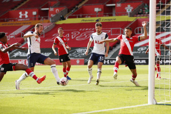 Liverpool Too Good For Chelsea Spurs Sink Southampton