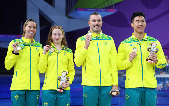 Mixed 100m freestyle relay gold medallists, Emma McKeon, Mollie O’Callaghan, Kyle Chalmers and William Yang.