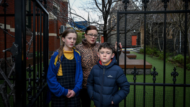 Vicky Young, con sus hijos Charlotte y William, afuera de la escuela primaria St John's en Clifton Hill.