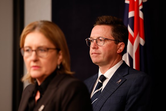 El ministro de policía, Anthony Carbines, ha atacado al experto en integridad y abogado Geoffrey Watson.