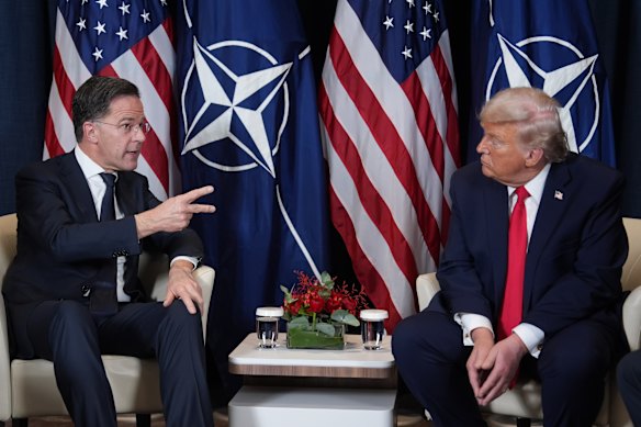 Sekretaris Jenderal NATO Mark Rutte, kiri, mengukuhkan reputasinya sebagai “pembisik Trump” di Eropa.