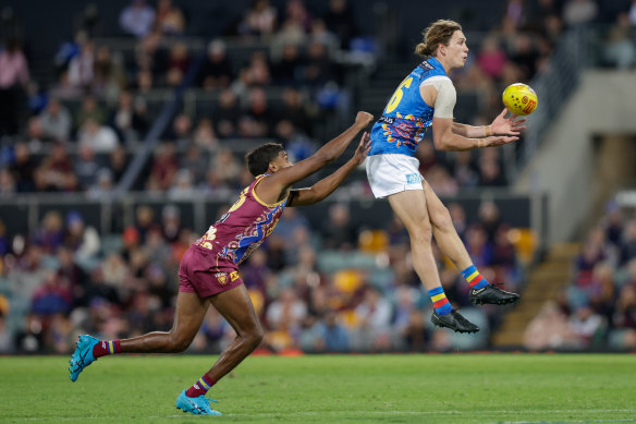 Thomas Berry of the Suns attempts to mark the ball. 