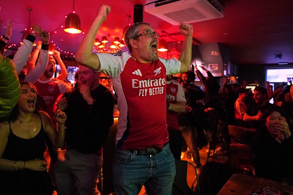 Torcedores do Arsenal comemorando em um restaurante perto do Arsenal Stadium, em Londres.
