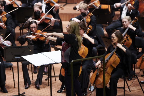 Simone Young conducting the Sydney Symphony Orchestra.