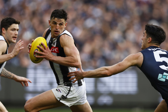 Scott Pendlebury breaks away from Adam Cerra.