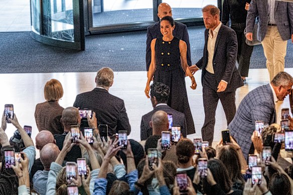 Harry and Meghan welcomed by fans waiting at The Royal Childrens Hospital in Melbourne.