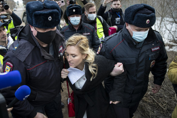 Police officers detain Dr Anastasia Vasilyeva outside the prison where Alexei Navalny is being held.