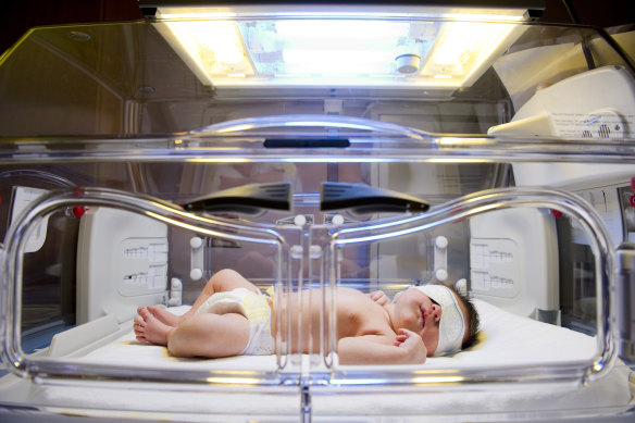 A new clinical trial testing different oxygen levels on preterm babies in Victorian hospitals - without telling their parents - has raised concerns among ethics experts and hospital staff.