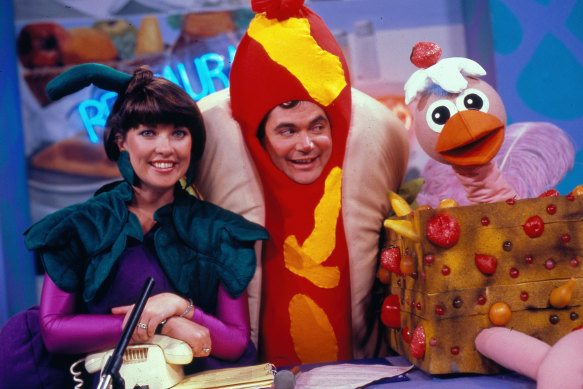 Daryl Somers in 1987 with Hey Hey co-host Jacki MacDonald and Ossie Ostrich (Ernie Carroll).