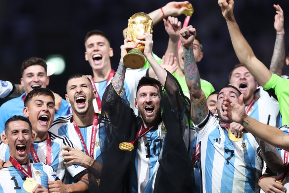 Wearing a traditional cloak worn in Arab societies, Lionel Messi lifts the World Cup in Qatar.
