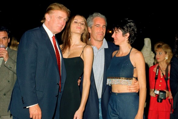 Donald Trump, sua então futura esposa, Melania Knauss, com Jeffrey Epstein e Ghislaine Maxwell na Flórida em 2000.
