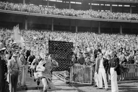 Melbourne in 1959: Crowds watch Essendon take on Melbourne in the VFL Grand Final at the MCG.