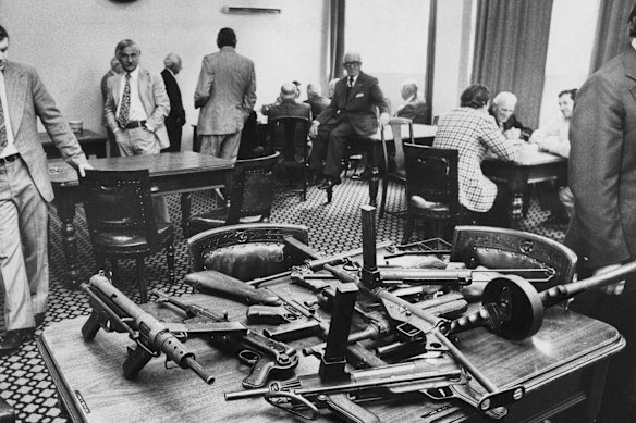 Detectives hunting for a clue to the robbery showed this arsenal of machine guns to bookmakers and members of the Victorian Club.