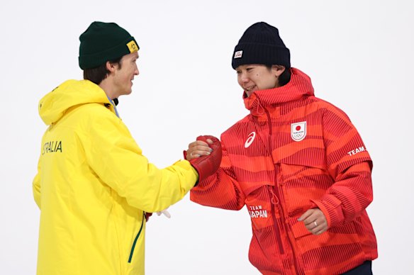 Scotty James felicita a Yuto Totsuka, el medallista de oro japonés en halfpipe masculino.
