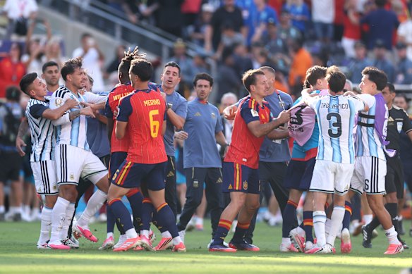 Argentina and Spain face each other after full time in the World Cup final.