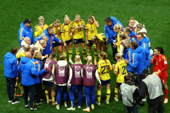 Team Sweden have a group huddle before the second set of extra time.