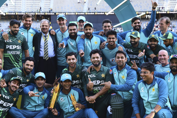 Coach Jason Gillespie (back row, fourth from left) with Pakistan’s squad after their series win.