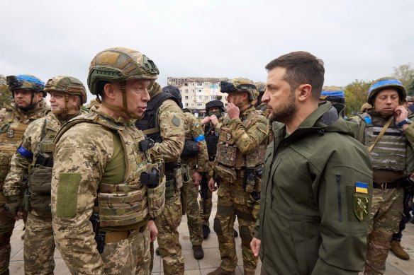 Ukrayna Kara Kuvvetleri Komutanı Oleksandr Syrsky (solda), Başkan Volodymyr Zelensky ile birlikte.