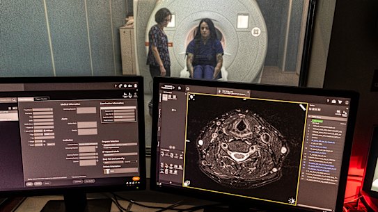 La radióloga Miranda Northey prepara a Stacey Walker para una resonancia magnética en el Instituto Forense de Medicina Forense: Tribunales forenses. 