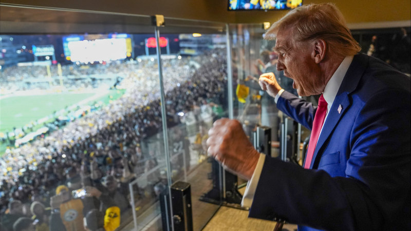 Crowd reacts after Trump breaks with tradition at Super Bowl