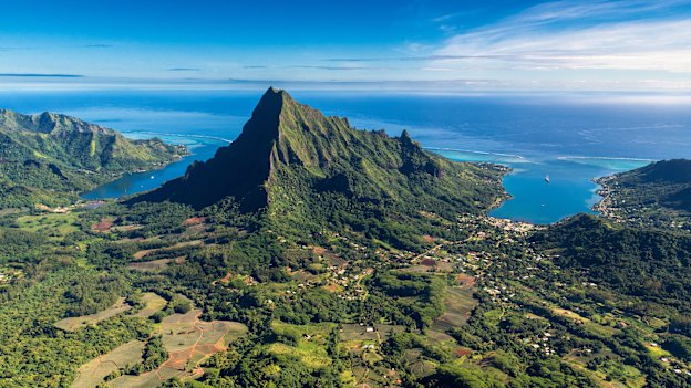 Local Albert Transport 4WD tours take you to the top of “Magic Mountain” on Mo’orea.