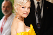 Anderson let the gown have its moment, teaming it with an elegant updo, low-key makeup and a necklace.