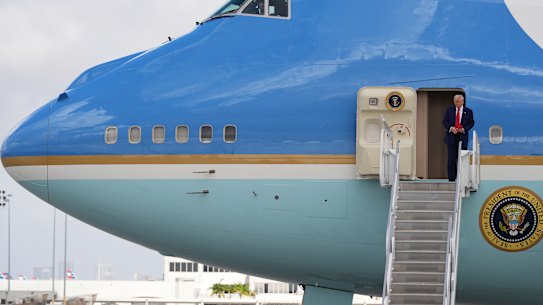 O presidente Donald Trump chega no Força Aérea Um ao Aeroporto Internacional de Miami, quinta-feira, 3 de abril de 2025, em Miami. (Foto AP/Rebecca Blackwell)