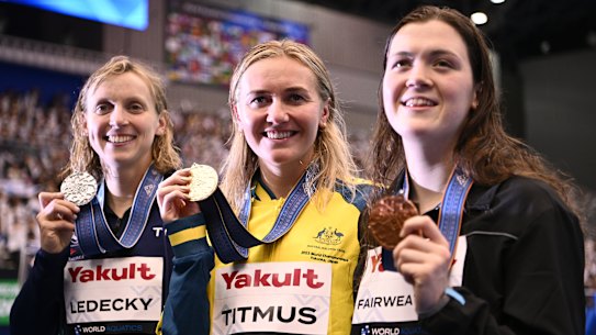 Ariarne Titmus with her gold medal alongside Katie Ledecky (left) and Erika Fairweather (right).