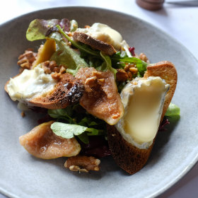 Salade de chevre chaud.