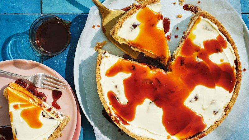 Recept za sirovo torto brez peke z datljevim sirupom Adama Liawa