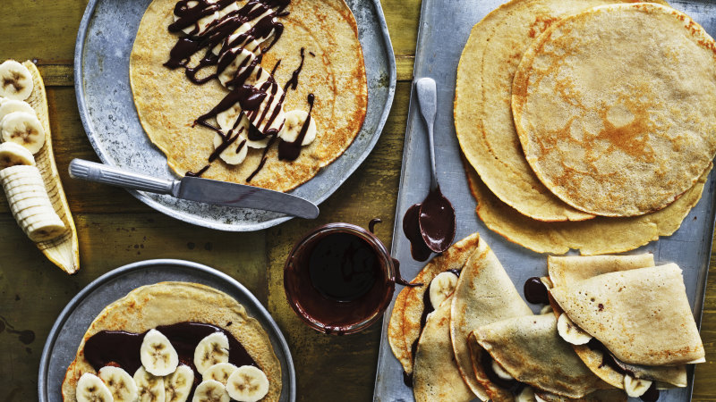 Crepes with bananas and home-made hazelnut chocolate spread