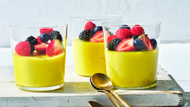 Adam Liaw predstavlja začinjeno limonino posset kremo z gozdnimi sadeži