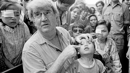 Fred Hollows examines the eye of Giap Van Tran in Hanoi in 1992.