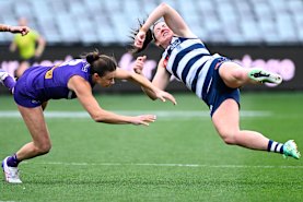 Rachel Kearns of the Cats collides with Emma O’Driscoll of the Dockers on Saturday.