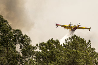 Bir Canadair CL-415 yangın söndürme uçağı - İtalya'dan getirildi - Portekiz'deki Gesteira de Baixo yakınlarında hareket halinde.