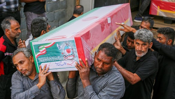 Le persone in lutto portano la bara di uno delle dozzine di bambini e altre persone uccise martedì in un attacco israelo-americano in una scuola a Minab, in Iran. 