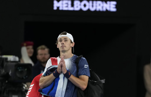 De Minaur thanks the home fans at the Australian Open after bowing out in the quarter-finals in January.