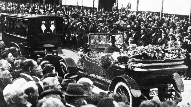 Crowds line George Street, Sydney,  following the state funeral of Henry Lawson.