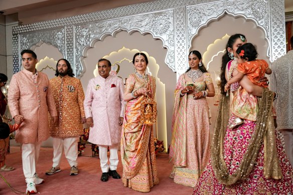 O bilionário Mukesh Ambani, terceiro à esquerda, está com os filhos Akash e Anant, a esposa Neeta, a filha Isha e a nora Shloka no casamento de Anant.