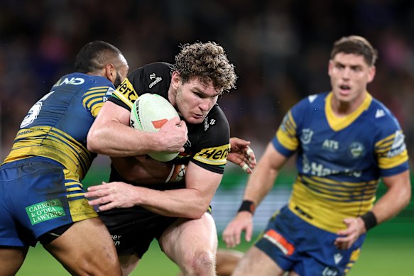 Liam Martin speelt voor Penrith tegen Parramatta.